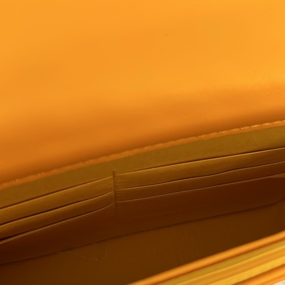 🦋NWT! BADGLEY MISCHKA Crossbody with round Logo yellow gold strap vegan leather. - Picture 9 of 9